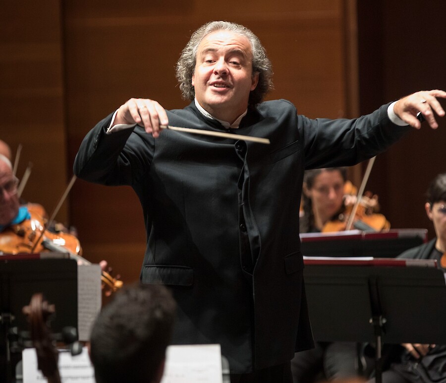 Juanjo Mena conducts Debussy and Ginastera